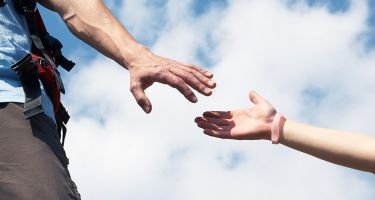 Bergwelt Kletterer reicht die Hand