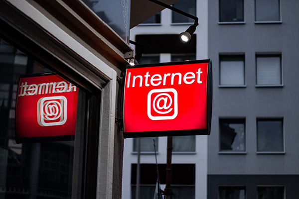 Symbolbild eines Internetcafés in der 2000er Jahren